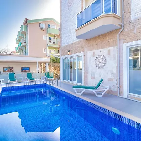 Near To Center And Μαρμαρίς