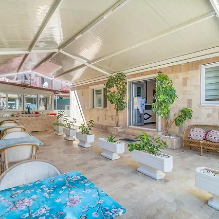 Near To Center And * Μαρμαρίς